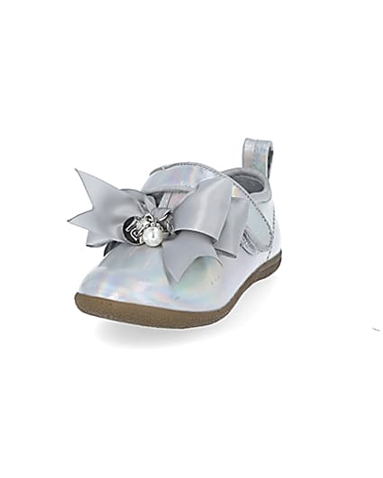 360 degree animation of product Mini girls silver tone metallic bow shoes frame-23