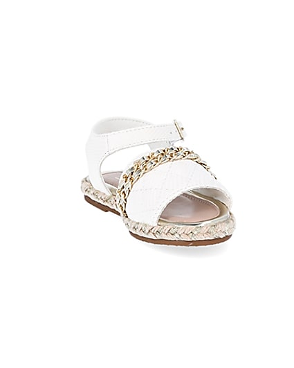 360 degree animation of product Mini girls white quilted chain sandals frame-19