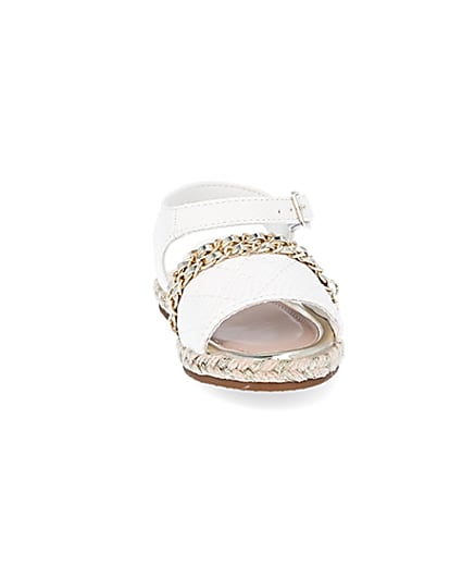 360 degree animation of product Mini girls white quilted chain sandals frame-20