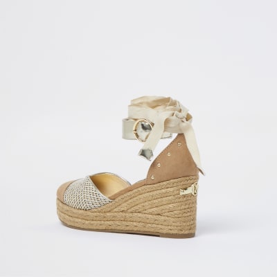 Pink weave studded wedges