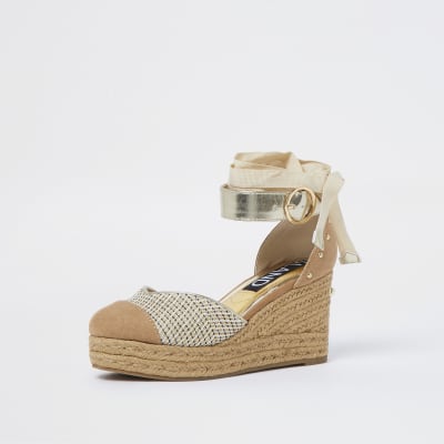 Pink weave studded wedges