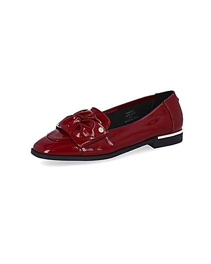 360 degree animation of product Red faux leather bow loafers frame-1