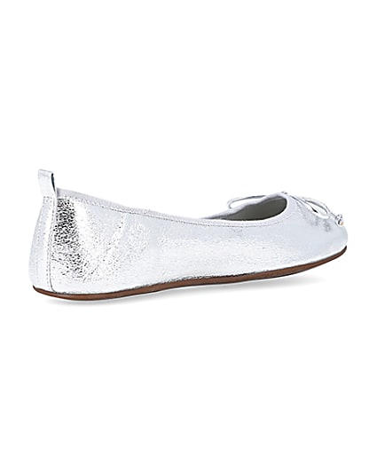 360 degree animation of product Silver bow ballet pumps frame-12