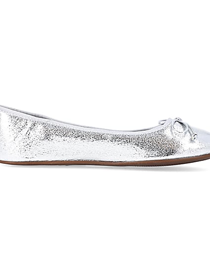360 degree animation of product Silver bow ballet pumps frame-15