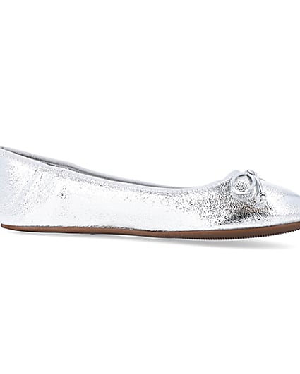 360 degree animation of product Silver bow ballet pumps frame-16