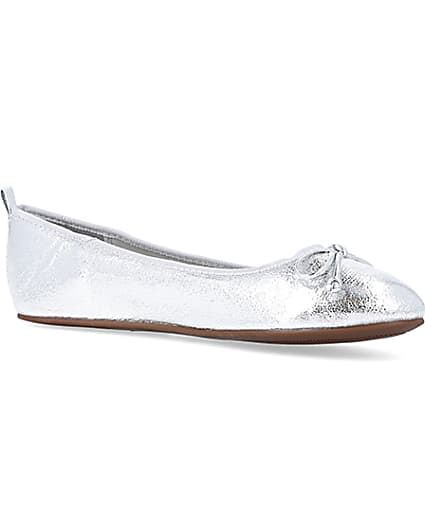 360 degree animation of product Silver bow ballet pumps frame-17