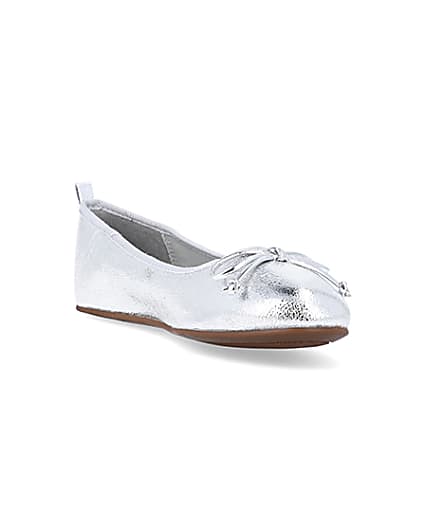 360 degree animation of product Silver bow ballet pumps frame-19