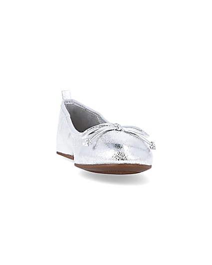 360 degree animation of product Silver bow ballet pumps frame-20