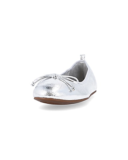 360 degree animation of product Silver bow ballet pumps frame-22