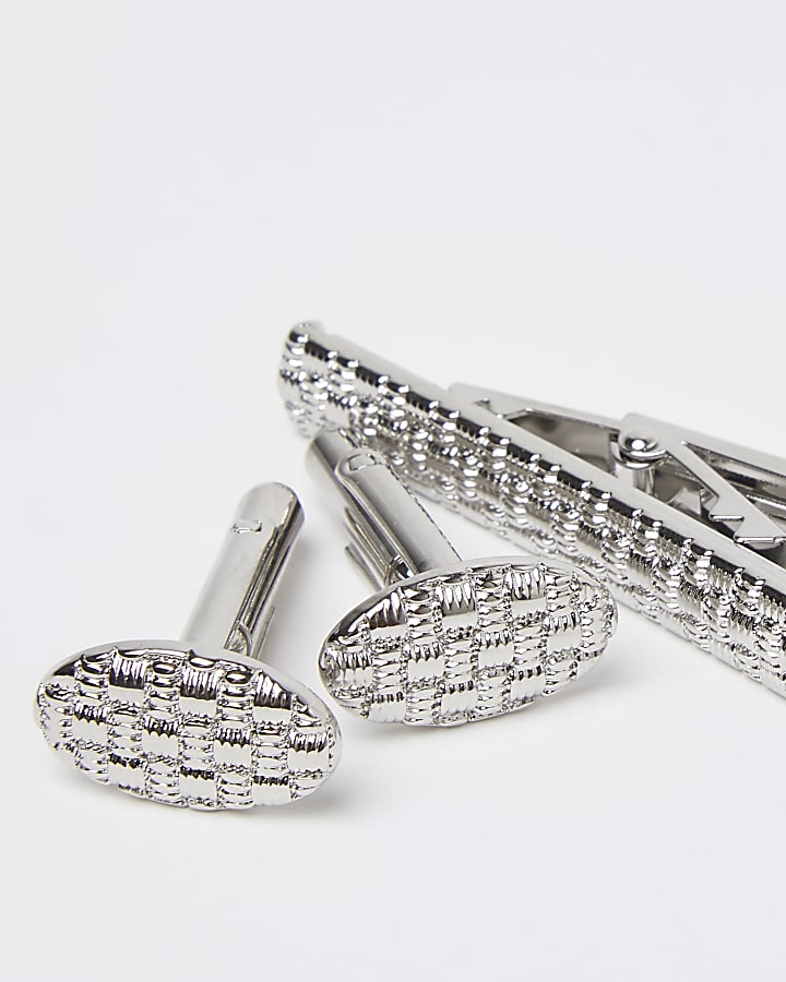 Silver embossed tie pin and cufflinks set