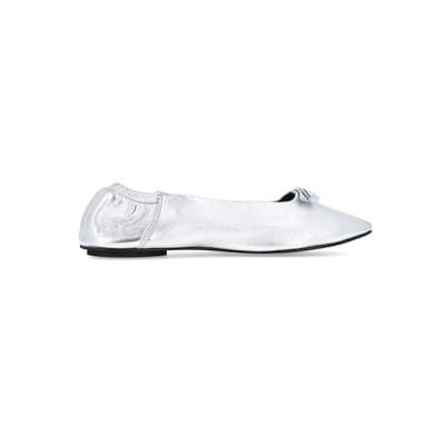 360 degree animation of product Silver metallic ballerina pumps frame-14