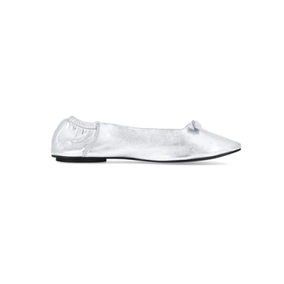 360 degree animation of product Silver metallic ballerina pumps frame-15
