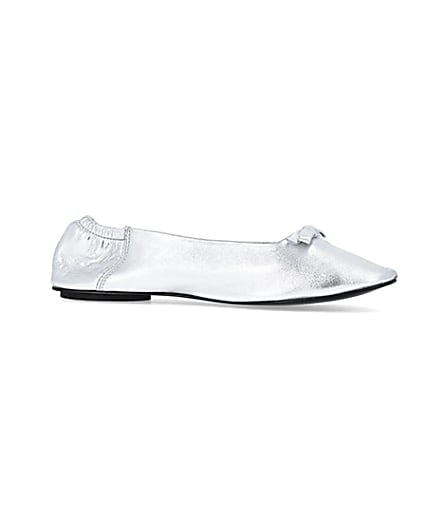 360 degree animation of product Silver metallic ballerina pumps frame-16