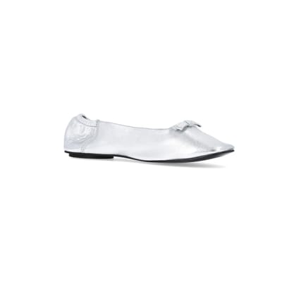 360 degree animation of product Silver metallic ballerina pumps frame-17