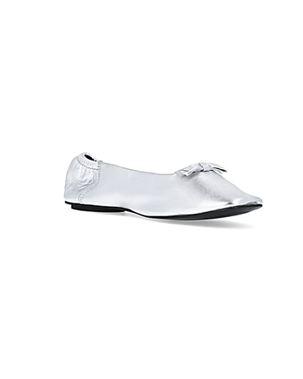 360 degree animation of product Silver metallic ballerina pumps frame-18