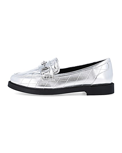 360 degree animation of product Silver metallic quilted loafers frame-3