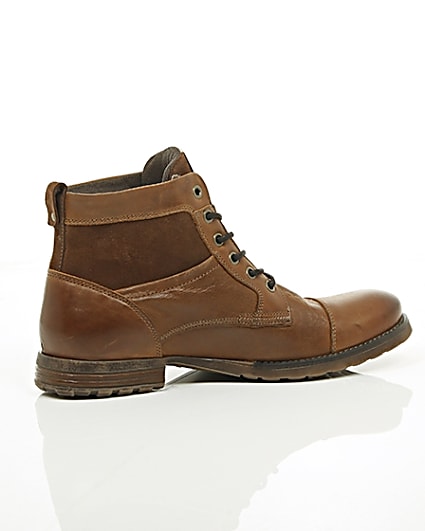 360 degree animation of product Tan leather and suede toe cap work boots frame-11