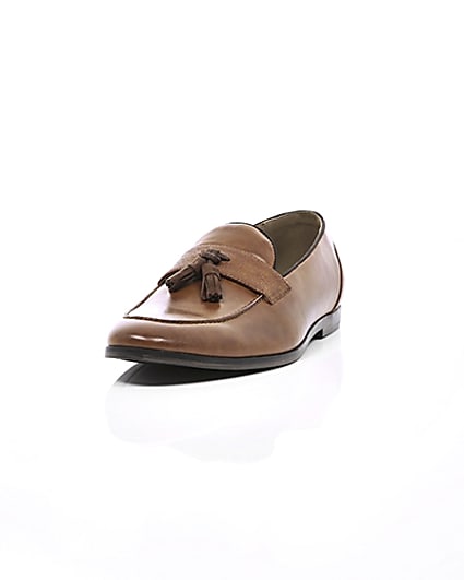 360 degree animation of product Tan tassel loafers frame-2