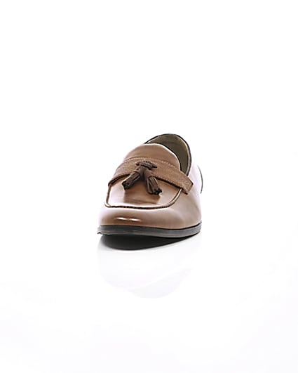 360 degree animation of product Tan tassel loafers frame-3