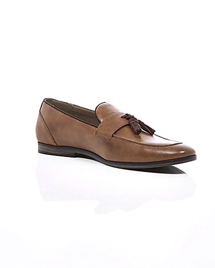 360 degree animation of product Tan tassel loafers frame-7