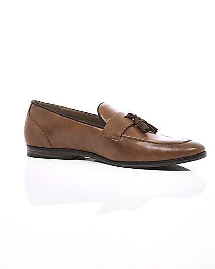 360 degree animation of product Tan tassel loafers frame-8