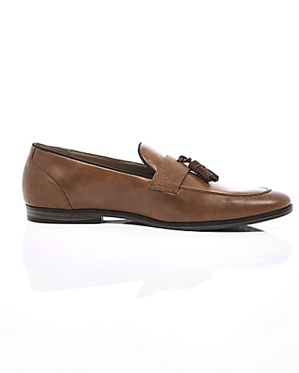 360 degree animation of product Tan tassel loafers frame-9