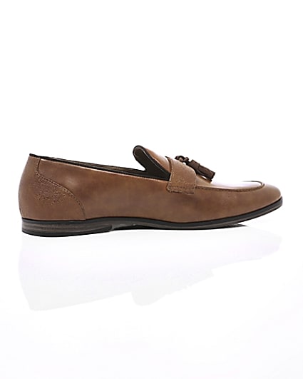 360 degree animation of product Tan tassel loafers frame-11