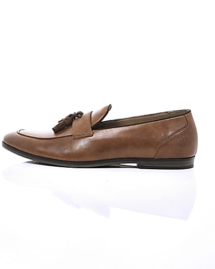 360 degree animation of product Tan tassel loafers frame-21