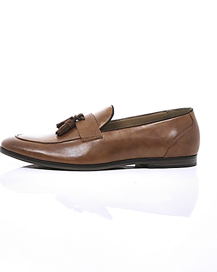 360 degree animation of product Tan tassel loafers frame-22