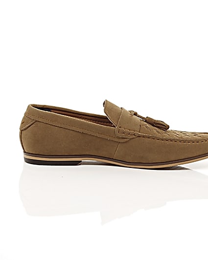 360 degree animation of product Tan woven tassel loafers frame-10