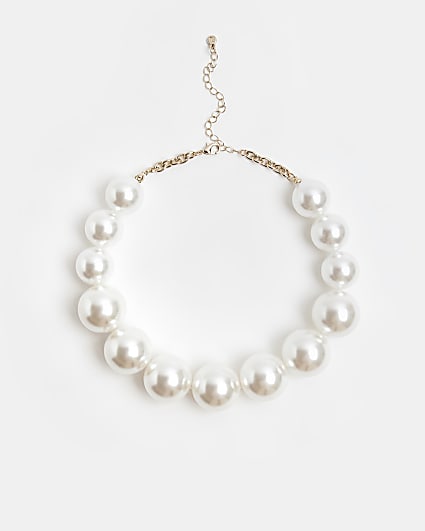 White chunky faux pearl necklace