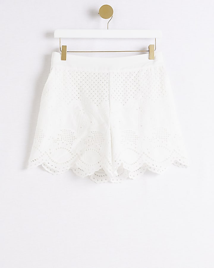White lace casual shorts