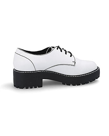 360 degree animation of product White lace up contrast stitch brogues frame-14