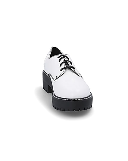 360 degree animation of product White lace up contrast stitch brogues frame-20