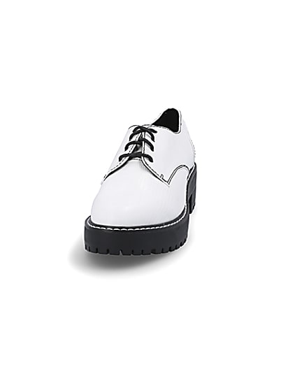 360 degree animation of product White lace up contrast stitch brogues frame-22