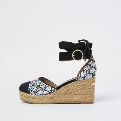 White RI monogram boucle wedges