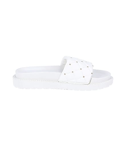 360 degree animation of product White RI padded chunky quilted sliders frame-15