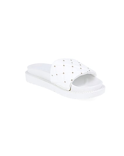 360 degree animation of product White RI padded chunky quilted sliders frame-18