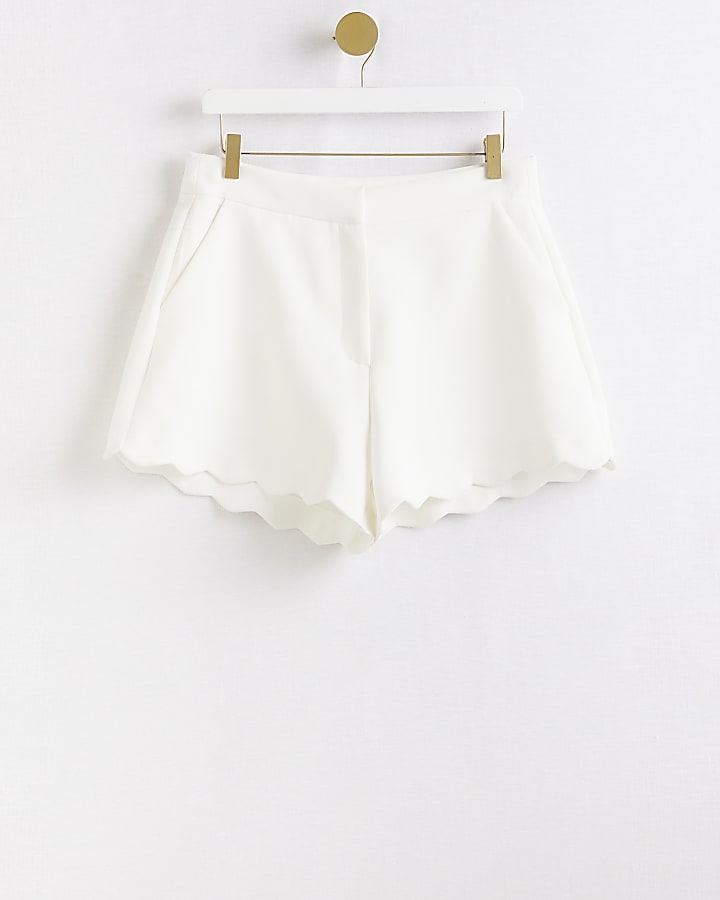 White scallop hem shorts