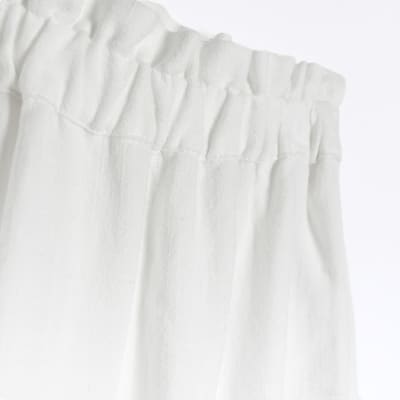 White shorts with linen