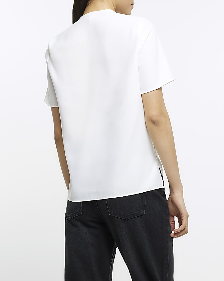 White v-neck short sleeve t-shirt