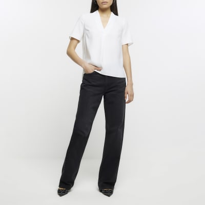White v-neck short sleeve t-shirt