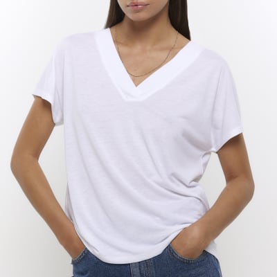White v neck t-shirt