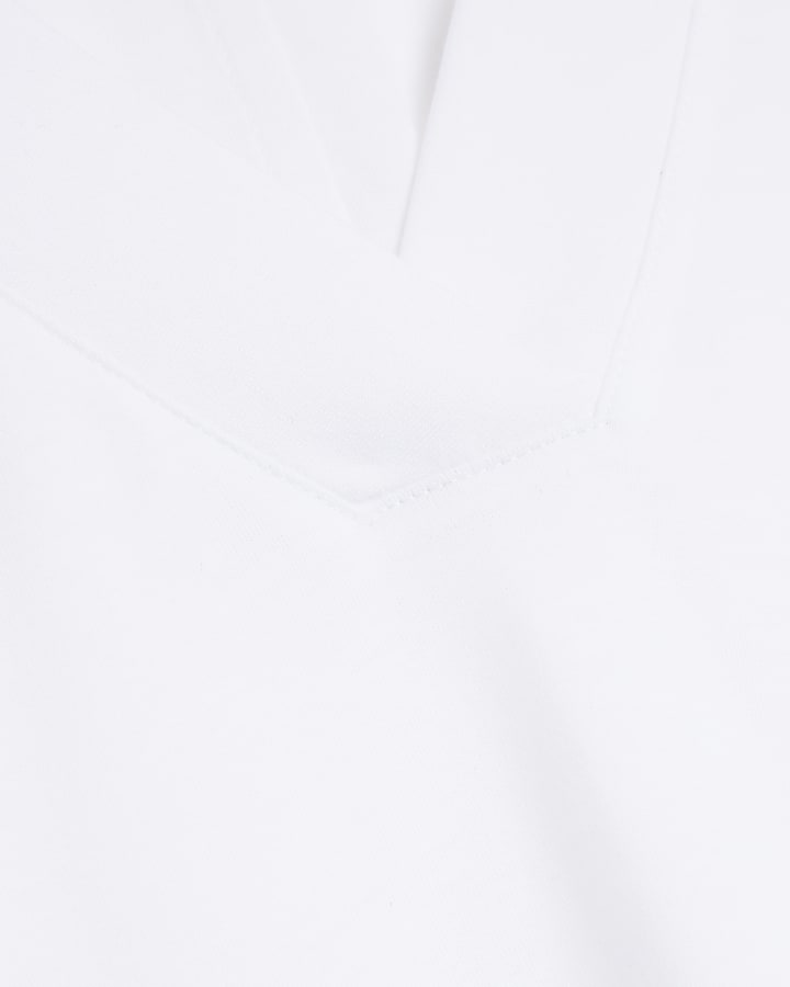 White v neck t-shirt
