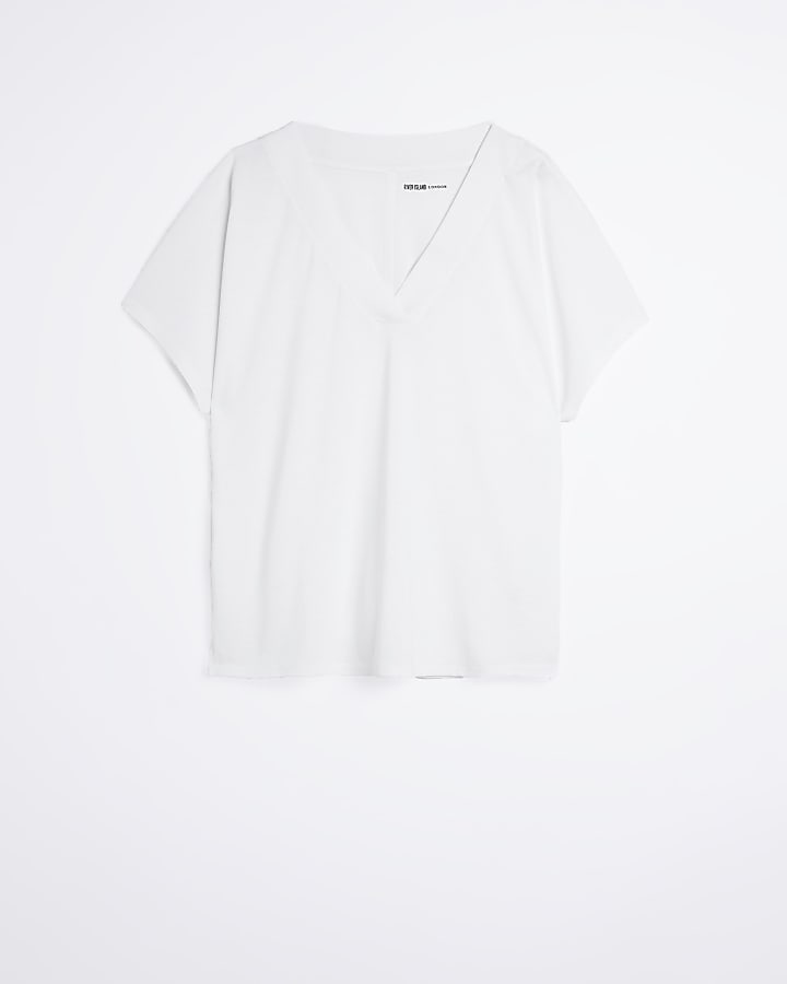 White v neck t-shirt