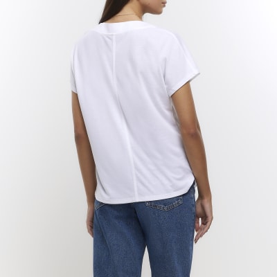 White v neck t-shirt